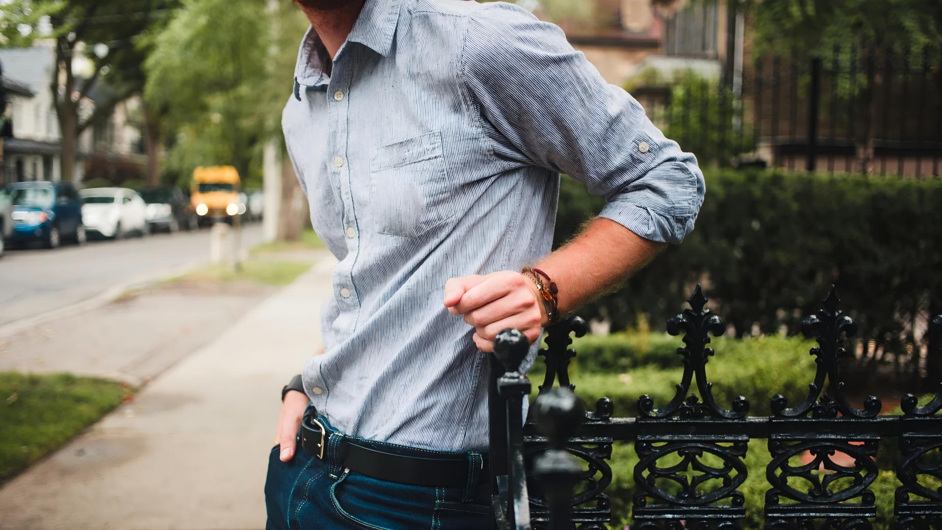 mens-fashion-close-up-shirt-tucked-in-leaning